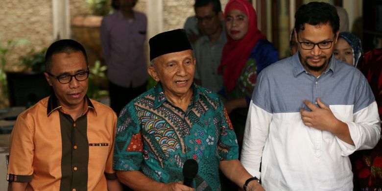 Pendiri Partai Amanat Nasional (PAN), Amien Rais (tengah) menggelar jumpa pers terkait uang Rp 600 juta yang disebut jaksa KPK berasal dari aliran dana kasus korupsi pengadaan alat kesehatan dengan terdakwa mantan Menteri Kesehatan Siti Fadilah Supari di kediamannya di Taman Gandaria, Jakarta Selatan, Jumat (2/6/2017). Dalam keterangan persnya, Amien menyebutkan bahwa kejadian pada Januari hingga Agustus 2007 lalu dia mengaku menerima bantuan dana operasional dari Soetrisno Bachir, mantan Ketua Umum DPP PAN.