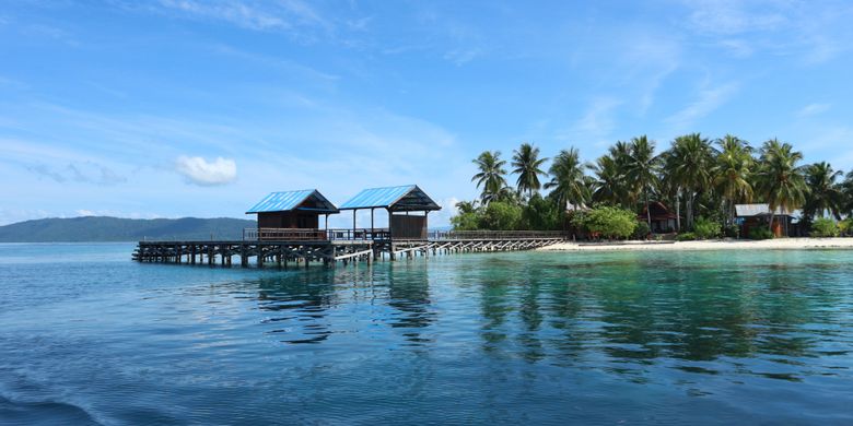 
Pulau Arborek di Kabupaten Raja Ampat, Papua Barat.(KOMPAS.com/MUHAMMAD IRZAL ADIAKURNIA)