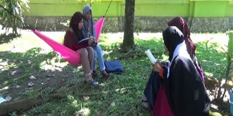 Asyiknya wisata literasi di Taman Bambu Runcing kota Polewali Mandar, Sulawesi Barat sambil mengisi liburan panjang.