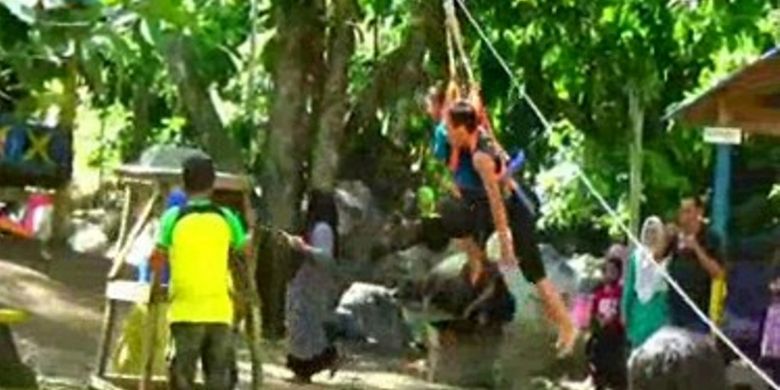 Uji nyali di lokasi wisata alam Limbong Lopi di Desa Batetangnga, Kecamatan Binung, Polewali Mandar, Sulawesi Barat yang menyediakan wahana flying fox dan outbound.