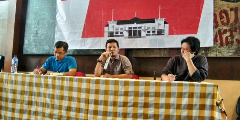 Relawan Kota Bandung (RKBDG) yang merupakan simpatisan dari Wali Kota Bandung Ridwan Kamil saat memebrikan pernyataan sikap yang menolak jika Ridwan Kamil maju di Pilgub Jabar 2018.