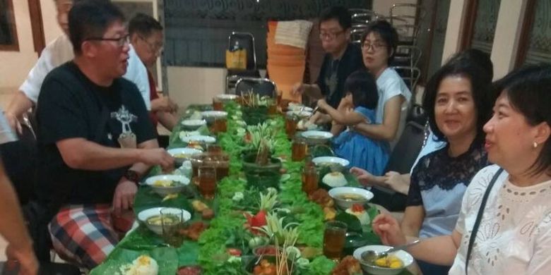 


Pengunjung rumah makan Soto Lamongan Kedoya, memesan hidangan tradisional berupa nasi liwet.