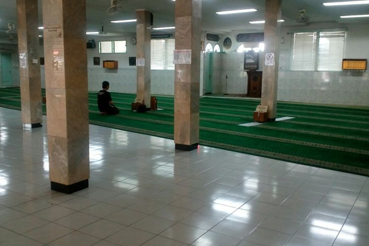 Suasana di sekitar Masjid Falatehan, Jakarta Selatan pasca penyerangan anggota polisi oleh seorang pria, Sabtu (1/7/2017).