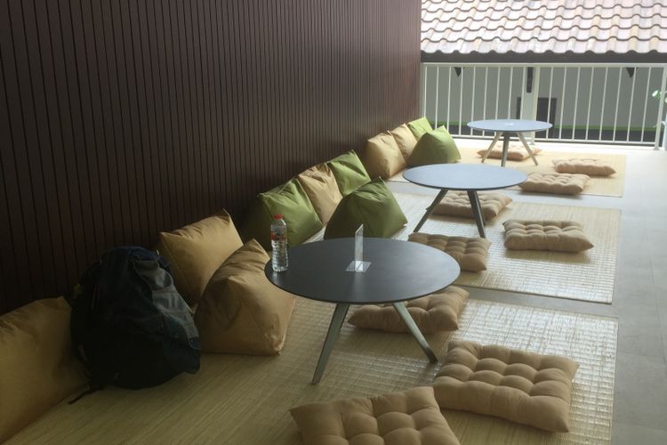 
Area santai di selasar lobi. 