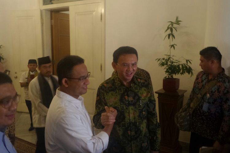 Gubernur DKI Jakarta Basuki Tjahaja Purnama dan calon gubernur Anies Baswedan bertemu di Balai Kota DKI, Jalan Medan Merdeka Selatan, Kamis (20/4/2017). 