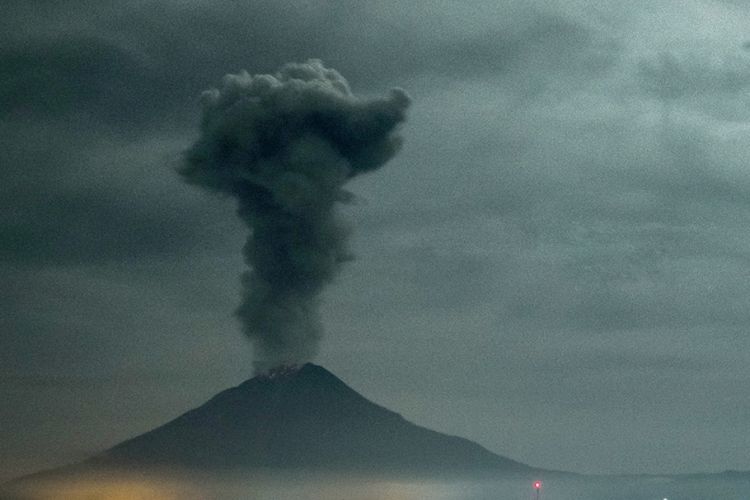 Gunung Sinabung mengeluarkan abu vulkanik tebal, seperti yang terlihat dari Desa Beganding, Karo, Selasa (2/5/2017). Sinabung kembali menghentak Tanah Karo pada 2010 silam untuk pertama kalinya sejak 400 tahun terakhir. Gunung itu kembali meletus pada 2013 dan 2016, dan tetap aktif hingga saat ini.