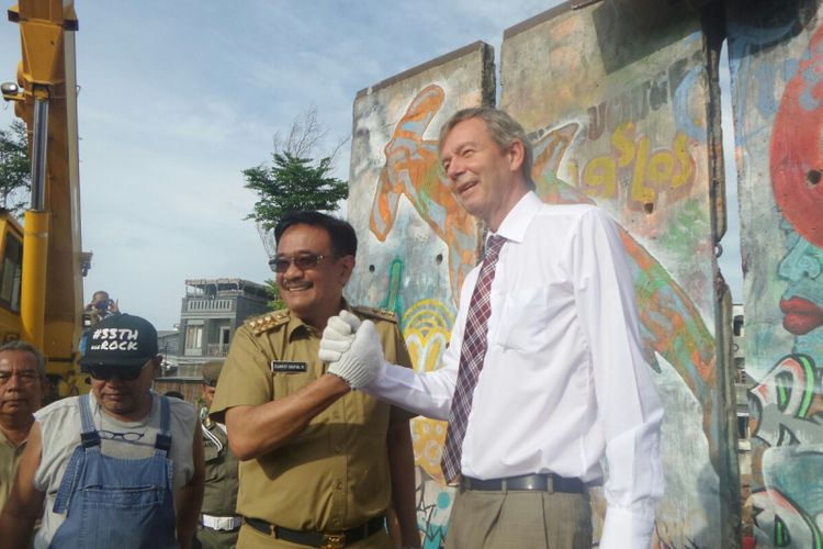 Gubernur DKI Jakarta Djarot Saiful Hidayat dan Dubes Jerman untuk Indonesia Michael von Ungern-Sternberg di RPTRA Kalijodo, Selasa (26/9/2017).