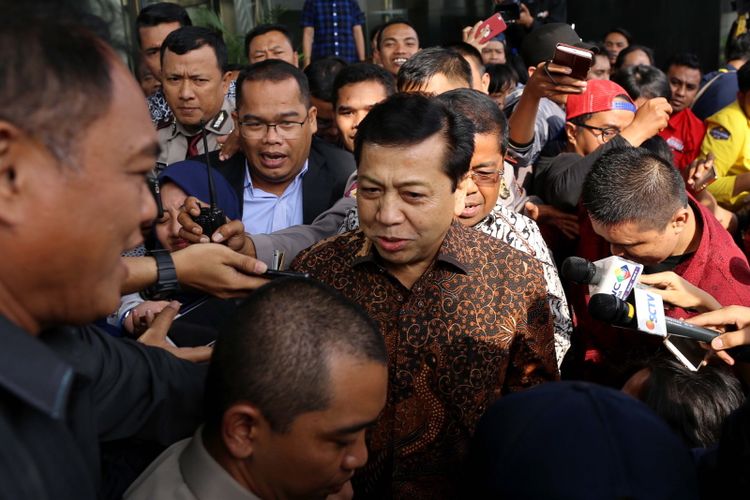 
Ketua DPR Setya Novanto meninggalkan Gedung Komisi Pemberantasan Korupsi (KPK) seusai diperiksa di Jakarta, Jumat (14/7/2017). Setya Novanto diperiksa sebagai saksi untuk kasus dugaan korupsi dalam pengadaan Kartu Tanda Penduduk berbasis elektronik ( e-KTP).