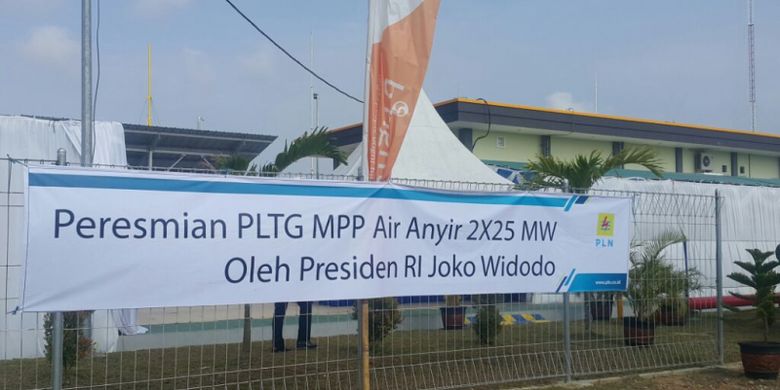 Spanduk peresmian MPP 2x 25 MW Air Anyir oleh Presiden Joko Widodo yang sempat menimbulkan salah persepsi.