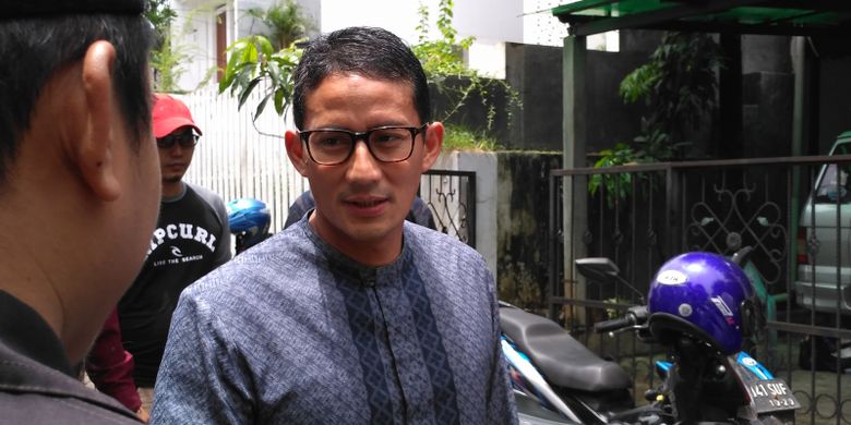 Calon wakil gubernur DKI Jakarta Sandiaga Uno saat menghadiri pelatihan OK-OCE tentang make up dan kecantikan di Mampang, Jakarta Selatan, Rabu (22/3/2017).