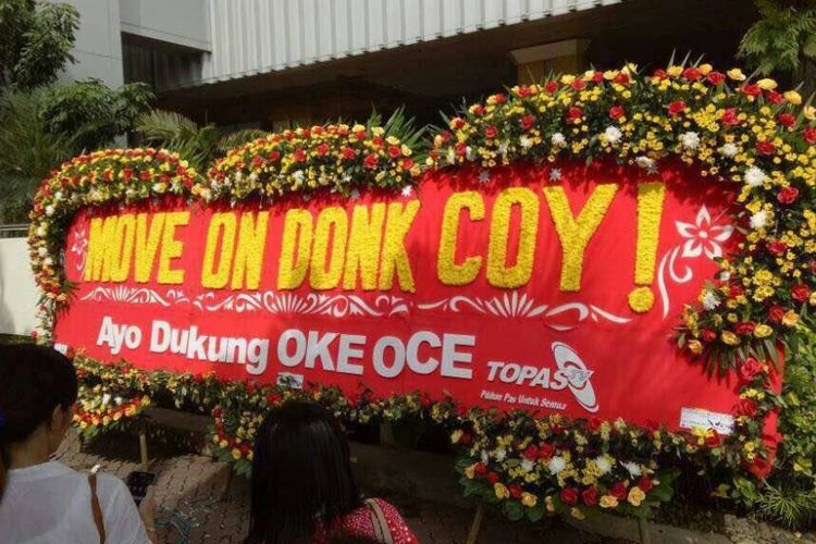 Karangan bunga bertuliskan Move On Donk Coy! terpasang di Balai Kota DKI Jakarta, Jumat (27/4/2017).