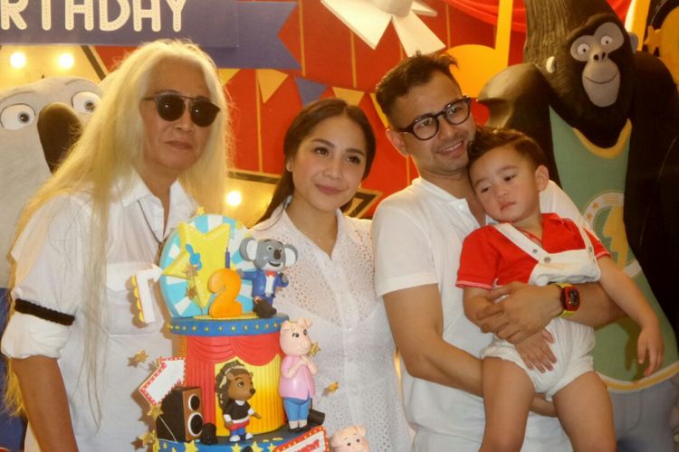 Rafathar Malik Ahmad bersama kedua orangtuanya, Raffi Ahmad dan Nagita Slavina, serta kakeknya, Gideon Tengker, pada perayaan ulang tahunnya yang kedua di Green Andara Clubhouse, Cinere, Depok, Jawa Barat, Minggu (20/8/2017).(KOMPAS.com/DIAN REINIS KUMAMPUNG)