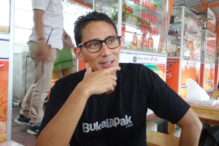 Calon wakil gubernur DKI Jakarta Sandiaga Uno saat makan siang di Melawai, Jakarta Selatan, Selasa (4/4/2017).