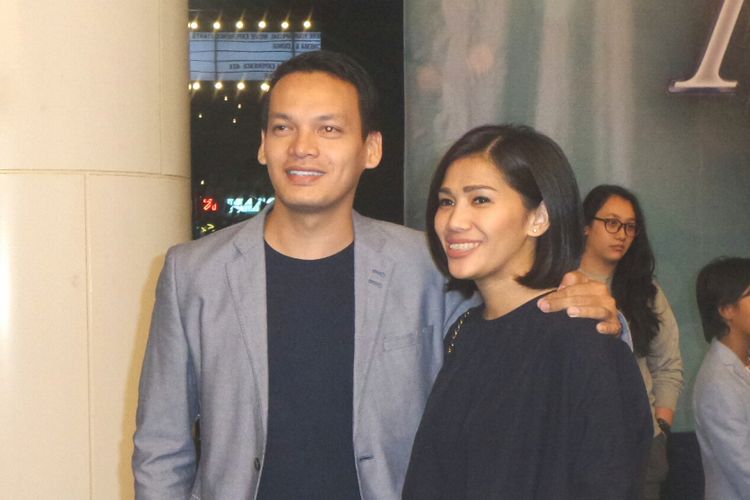 Artis peran Ben Joshua dan sang istri, Elisabeth Nura Paska saat diabadikan di CGV Blitz Megaplex, Grand Indonesia, Tanah Abang, Jakarta Pusat, Selasa (20/6/2017). (KOMPAS.com/Dian Reinis Kumampung)