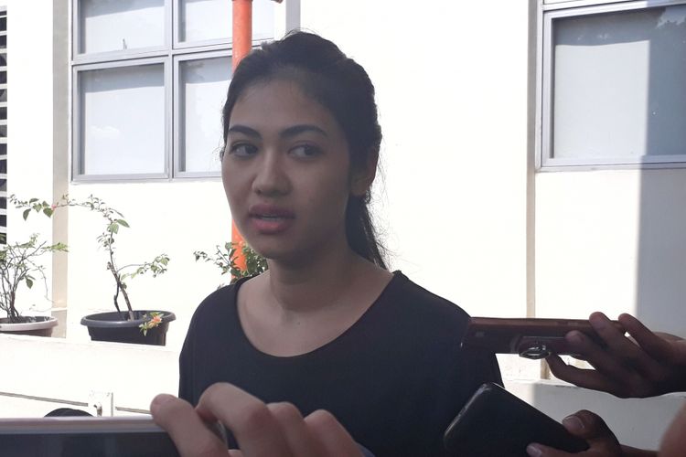 Della Wulan, adik Julia Perez, diabadikan saat dijumpai di RSCM, Gedung A, Jakarta Pusat, Senin (24/4/2017).