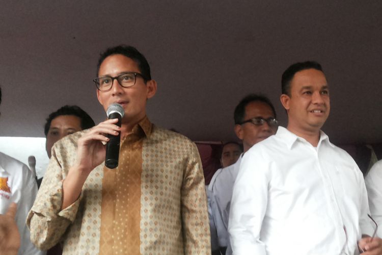 Calon gubernur DKI Jakarta nomor pemilihan tiga Anies Baswedan bersama pasangannya, Sandiaga Uno saat menghadiri sebuah acara di Kantor DPW Partai Gerindra Jakarta Pusat, Kamis (27/4/2017).