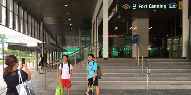 Pengunjung berfoto di depan stasiun MRT Fort Canning, Singapura