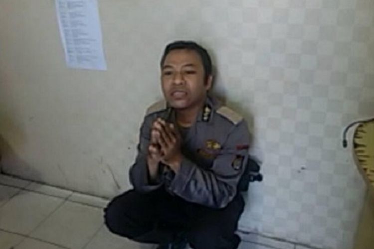 Joko Prianto (33), polisi gadungan saat berada di Polsekta Samarinda Ilir, pelaku melakukan pemerasan dengan mengatasnamakan anggota polisi, Senin (1/5/2017).