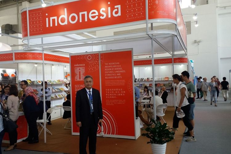 Priyanto Wibowo sedang berkunjung ke stan buku Indonesia di BIBF 2017 | kompas