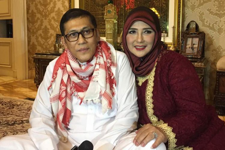 Pasangan suami istri Pangky Suwito (66) dan Yati Octavia (62) merayakan usia pernikahan yang ke-38 pada dengan menggelar pengajian dan buka puasa bersama di kawasan Pondok Indah, Jakarta Selatan, Rabu (21/6/2017).