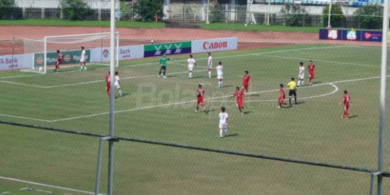 Gawang timnas U-19 Brunei yang dikawal kiper AK Muhd Amirul Hakim PG Zulkarnain (kaus hijau) saat dibobol pemain timnas U-19 Indonesia pada laga pamungkas Grup B Piala AFF U-18 2017 di Stadion Thuwunna, Yangon, Myanmar, Rabu (13/9/2017). 