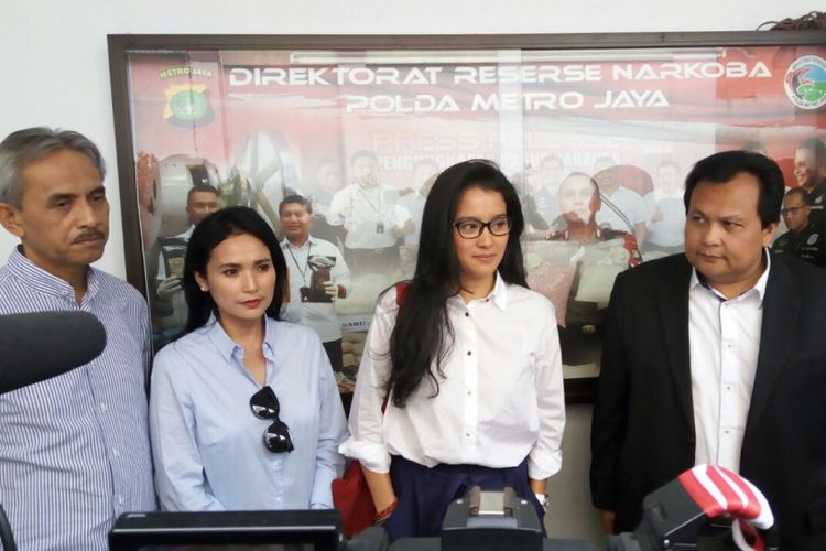 
Marcella Zalianty (kedua dari kanan), sebagai Ketua Umum Parfi 56, bersama beberapa anggota Parfi 56 menjenguk Pretty Asmara di tahanan Mapolda Metro Jaya pada Rabu (19/7/2017). 