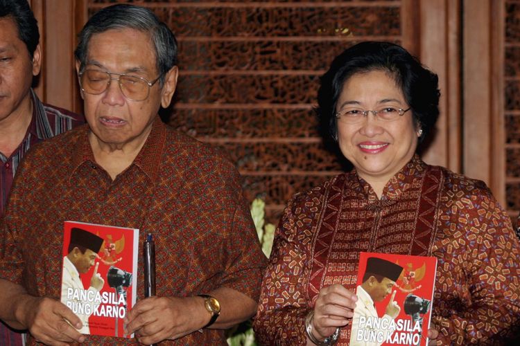  *** Local Caption *** Dua Mantan Presiden RI, Gus Dur (Kiri) Dan Megawati Soekarnoputri Memamerkan Buku Pancasila Bung Karno Usai Menerima Buku Itu Dari Sabam Sirait Yang Mewakili Penerbit Faksi Bhinneka Tunggal Ika Di Kediaman Megawati Di Jakarta, Jumat (25/3). Gus Dur Hadir Di Sana Minta Maaf Tidak Bisa Hadir Di Kongres PDI Di Bali Mendatang.