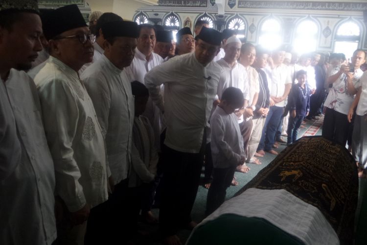 Sejumlah tokoh menghadiri penyolatan adik Anies Baswedan, Ridwan Rasyid Baswedan di Masjid Agung Al-Azhar, Jakarta Selatan, Sabtu (27/5/2017)