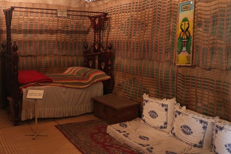
Kamar tidur rumah tradisional masyarakat Semanjung Arab yang menjadi koleksi Dubai Museum di Dubai, Uni Emirat Arab. (KOMPAS.com / WAHYU ADITYO PRODJO)