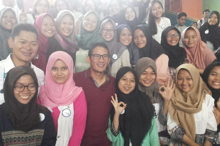 
Calon wakil gubernur DKI Jakarta Sandiaga Uno bersama para pelajar yang sedang mengikuti menghadiri kegiatan fun try out SBMPTN 2017 tingkat SLTA dan SMK Se-Jabodetabek yang digelar di GOR Otista, Jakarta Timur, Selasa (2/5/2017). Sandi datang ke tempat tersebut untuk menjadi pembicara sebelum dimulainya try out.