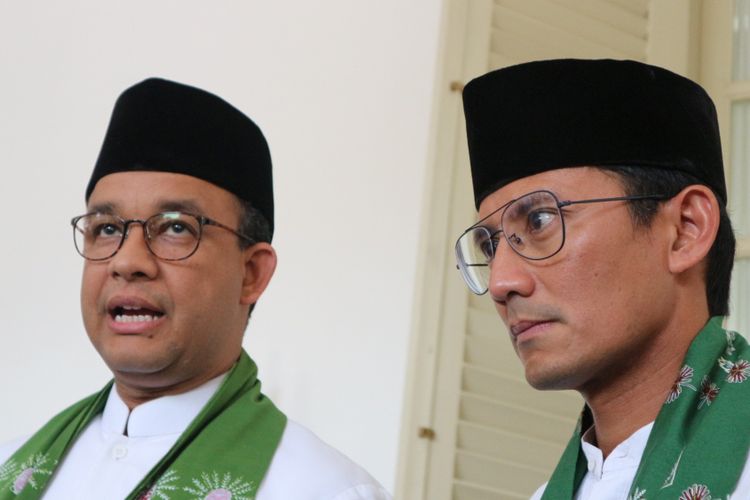 Gubernur dan Wakil Gubernur DKI Jakarta, Anies Baswedan-Sandiaga Uno usai makan siang bersama Wakil Presiden Jusuf Kalla di Istana Wakil Presiden, Jakarta, Kamis (26/10/2017). 