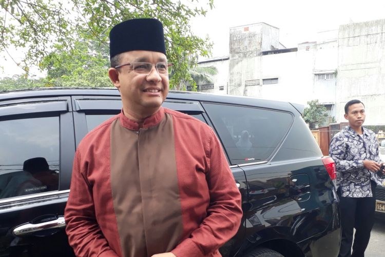 Calon gubernur DKI Anies Baswedan menunaikan ibadah sholat jumat di Masjid Jami Al-Hidayah di Jalan Bukit Duri Pangkalan I, Bukit Duri, Tebet, Jakarta Selatan. Jumat (21/4/2017)
