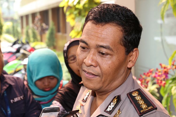 Kabid Humas Polda Metro Jaya Kombes Raden Prabowo Argo Yuwono saat memberikan keterangan pers mengenai pemeriksaan kasus Firza Husein di Krimsus, Polda Metro Jaya, Jakarta, Selasa (16/5/2017). Pemeriksaan terhadap Firza Husein terkait dengan kasus dugaan pornografi.