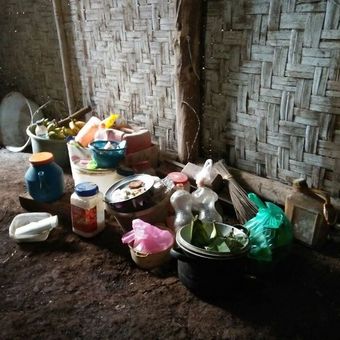 
Tumpukan piring dan perabotan di gubuk Sriyati (90) atau yang kerap disapa Mbah Japar di Dusun 2, Desa Gedung Wani, Kecamatan Marga Tiga, Kabupaten Lampung Timur. Di gubuk ini, dia hidup sebatang kara dengan mengandalkan belas kasihan warga sekitar. 