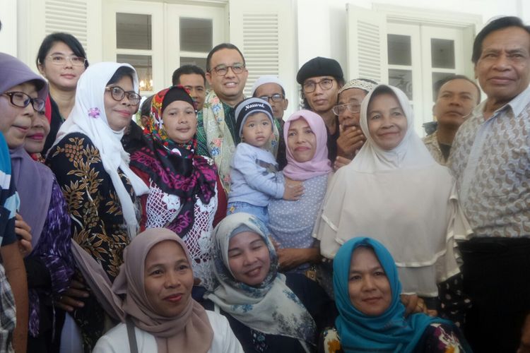 Gubernur DKI Jakarta Anies Baswedan dan warga Bukit Duri di Balai Kota DKI Jakarta, Jalan Medan Merdeka Selatan, Junat (27/10/2017).