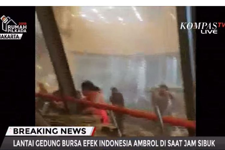 Salah satu lantai di Gedung Bursa Efek Indonesia ambruk pada Senin (15/1/2018) siang. Insiden tersebut menyebabkan sejumlah orang terluka.