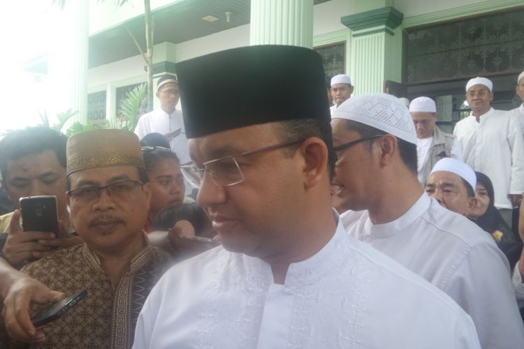 Calon gubernur DKI Anies Baswedan saat menghadiri perayaan Isra Miraj dan kemenangan Anies-Sandiaga di Masjid Al Barkah As Syafiiyah Tebet, Jakarta Pusat, Minggu (23/4/2017)