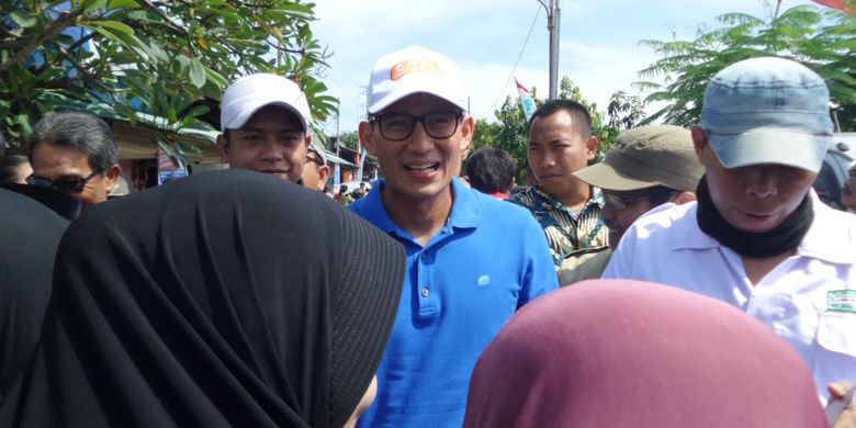 Calon wakil gubernur DKI Jakarta Sandiaga Uno saat menyapa warga di Jalan Tomang Pulo, Kelurahan Jati Pulo, Jakarta Barat, Rabu (28/3/2017). Sandi hadir mengenakan topi bertuliskan PPSU Tetap Ada.