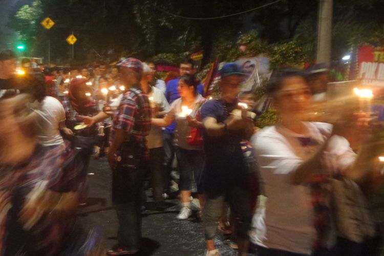 Sejumlah massa pendukung Ahok-Djarot lakukan aksi nyalakan lilin untuk merespom aksi bakar lilin yang dilakukan buruh saat aksi buruh atau may day di depan Gedung Balai Kota, Jakarta Pusat, Senin (1/5/2017)