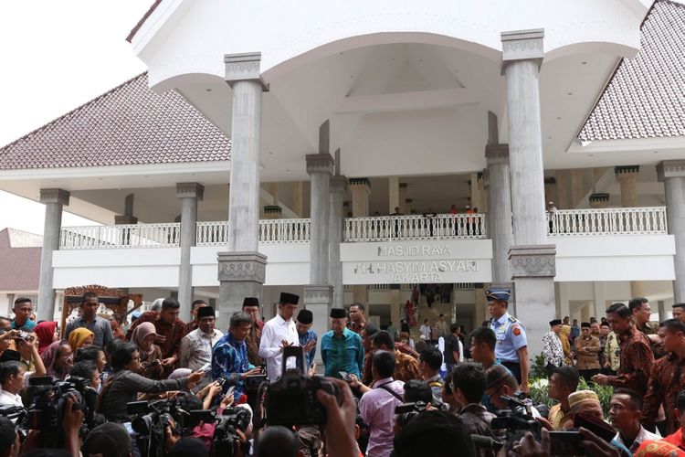 Presiden RI Joko Widodo atau Jokowi menyapa warga usai beribadah di Masjid Kyai Haji Hasyim Asyari Daan Mogot, Jakarta Barat, Sabtu (15/4/2017). Jokowi meresmikan masjid Raya yang berkapasitas 16.000 jemaah ini.