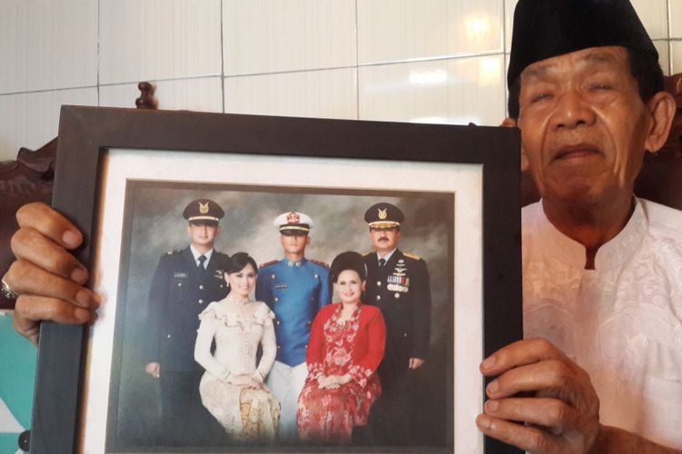 Ayah Kepala Staf TNI Angkatan Udara Marsekal Hadi Tjahjanto, Bambang Sudardo, saat menunjukkan foto anaknya di kediamannya di Singosari, Kabupaten Malang, Selasa (5/12/2017). Hadi dipilih Presiden Joko Widodo untuk menjadi calon panglima TNI.