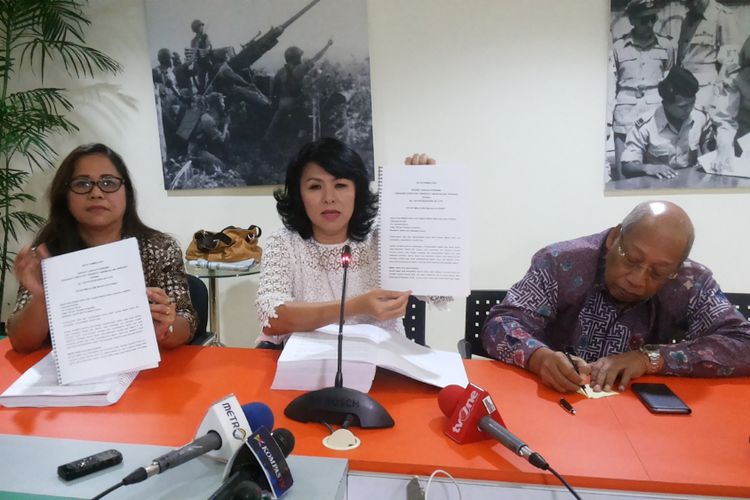 Fify Lety, adik dari Gubernur DKI Jakarta Basuki Ahok Tjahaja Purnama saat menggelar konferesi pers yang digelar tim pengacara Ahok menanggapi tuntutan jaksa, Rabu (26/4/2017). 
