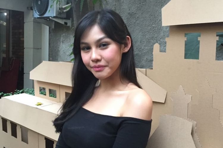 Vanesha Prescilla menghadiri acara pengenalan para pemain film berjudul Dilan di kantor Falcon Pictures, kawasan Duren Tiga, Jakarta Selatan, pada Senin (17/7/2017). Film Dilan merupakan adaptasi dari novel laris yang berjudul sama karya penulis Pidi Baiq pada 1990.

