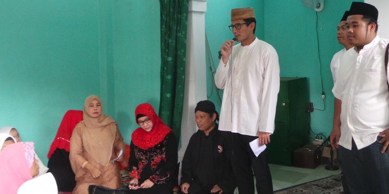 Calon wakil gubernur DKI Jakarta Sandiaga Uno saat menghadiri peringatan Maulid Nabi di Musala Darur Rahman, Kramatjati, Jakarta Timur, Jumat (3/3/2017).