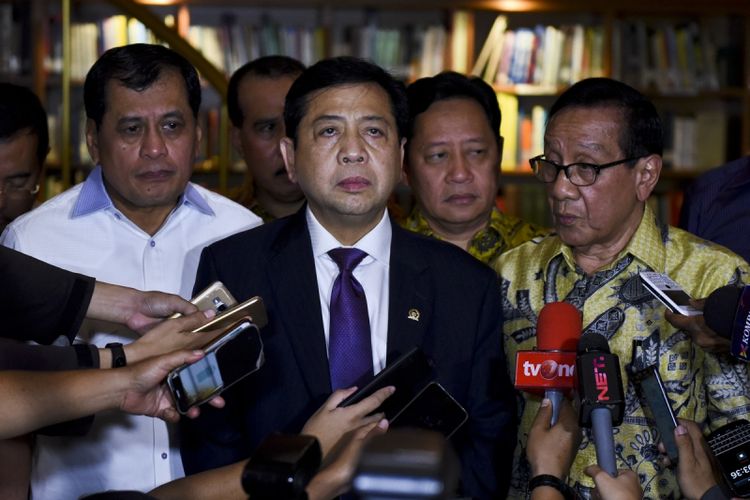 Ketua Umum Partai Golkar Setya Novanto (tengah) disaksikaan Wakil Ketua Dewan Kehormatan Golkar Akbar Tanjung (kanan) dan Ketua Harian DPP Golkar Nurdin Halid (kiri) seusai melakukan pertemuan di kediaman Ketua Dewan Kehormatan Golkar BJ Habibie di Jakarta, Senin (24/7). Pertemuan Setya Novanto beserta jajaran pimpinan DPP Golkar dengan BJ Habibie itu membahas situasi yang terjadi di Golkar serta kasus hukum yang menjeratnya. ANTARA FOTO/Hafidz Mubarak A/foc/17.