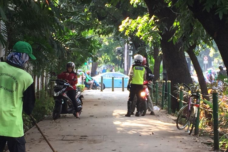 Polisi merazia pengendara sepeda motor yang melintasi trotoar di Jalan Kebon Sirih, Jakarta Pusat, Senin (17/7/2017). Pengendara sering memanfaatkan trotoar untuk memotong jalan agar bisa lebih cepat ketimbang melewati jalan raya.