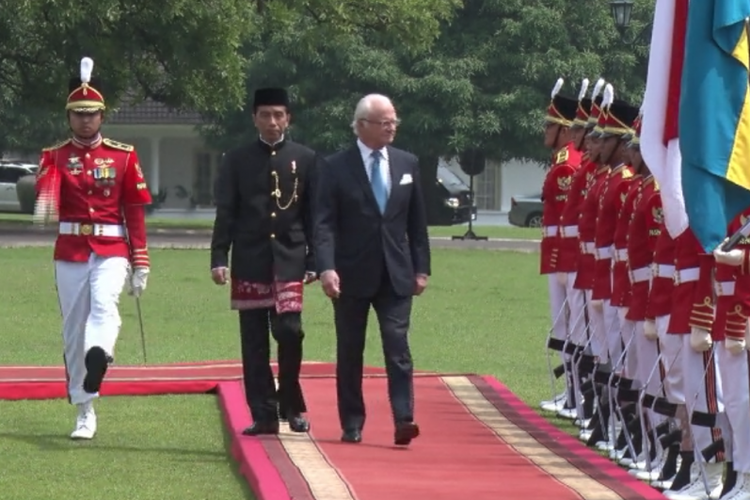 Presiden Joko Widodo dan Raja Swedia Carl XVI Gustaf saat melaksanakan upacara jajar pasukan di halaman Istana Kepresidenan Bogor, Senin (22/5/2017).