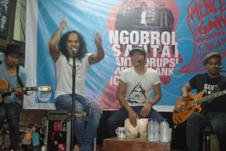 Slank menyajikan acara Ngobrol Santai Antikorupsi bersama KPK dan ICW di Markas Slank, Jalan Potlot III, Duren Tiga, Jakarta Selatan, pada Rabu (12/4/2017) malam.