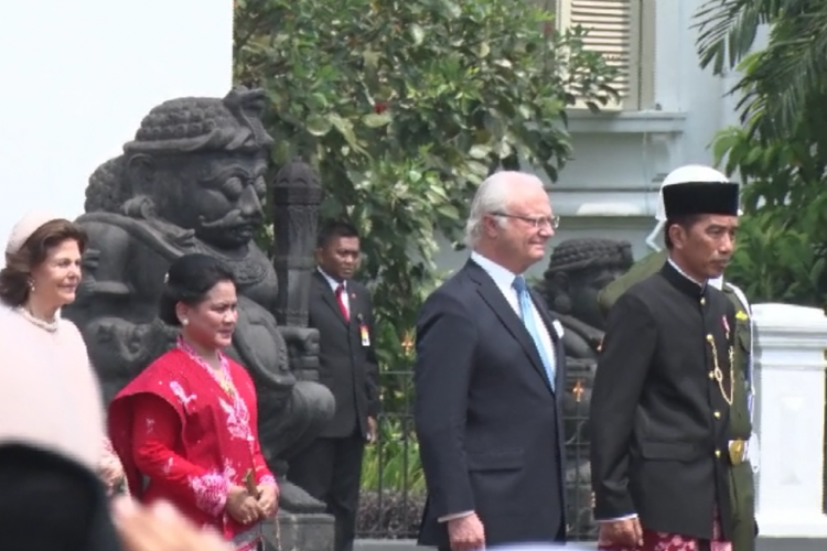 Presiden Joko Widodo dan Ibu Negara Iriana saat menyambut Raja Swedia Carl XVI Gustaf dan Ratu Silvia di Istana Kepresidenan Bogor, Senin (22/5/2017).