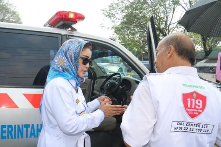 Walikota Tegal Siti Masitha Soeparno mengecek kesiapan armada kesehatan berupa mobil ambulans yang akan digunakan para pemudik jelang Lebaran 2017.